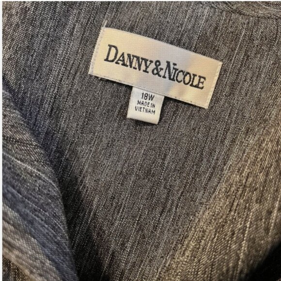 Danny & Nicole. Size 18W. Gray Short Sleeve Lightweight Shacket. Pleated. B1 - Picture 7 of 7